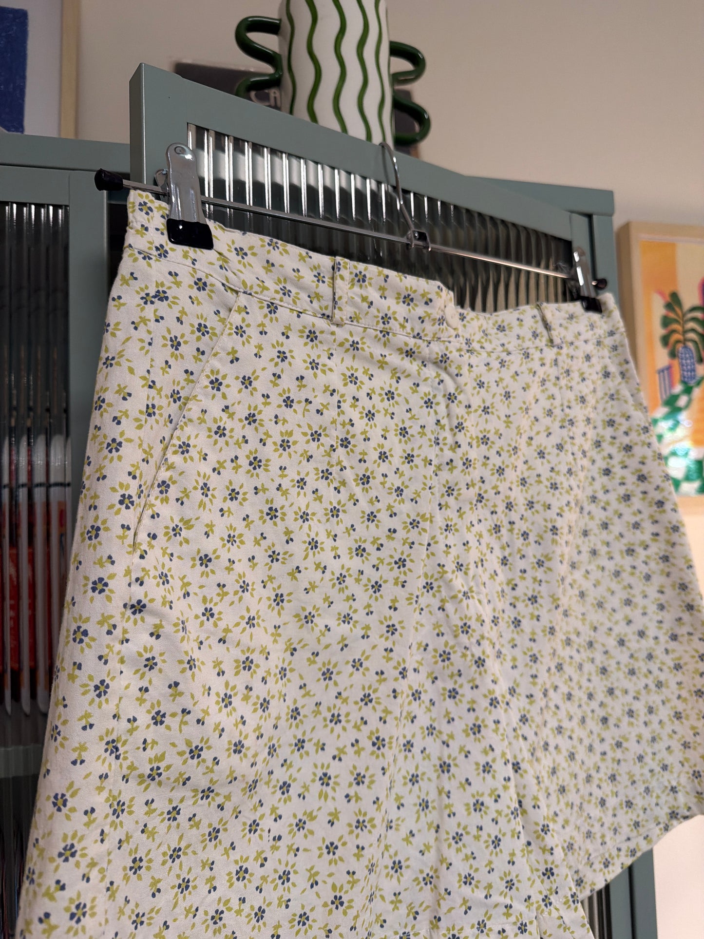 90's White Floral Shorts