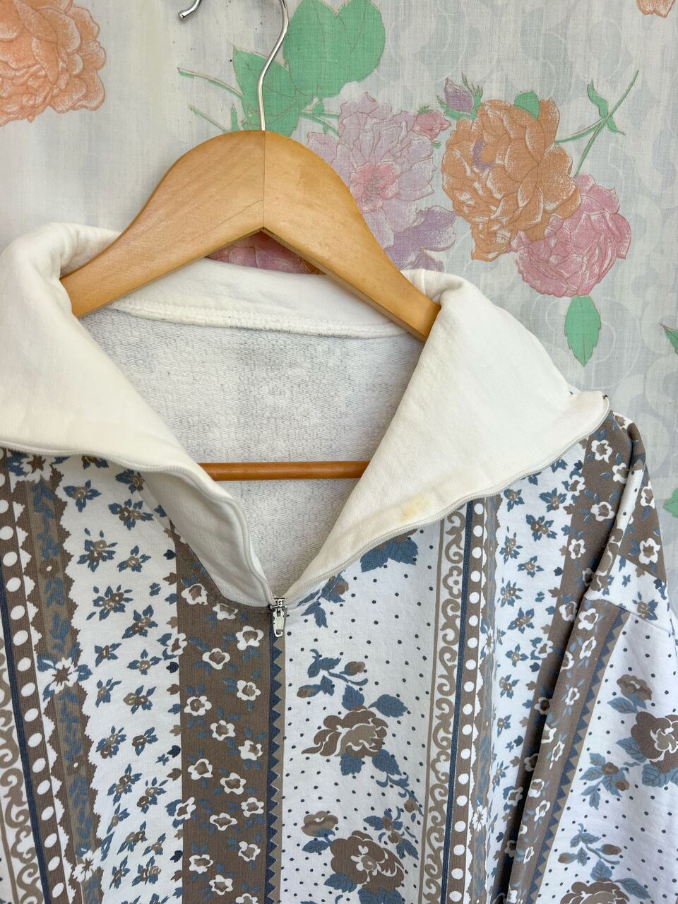 סווטשירט עם הדפס פרחים לבן משנות ה-90