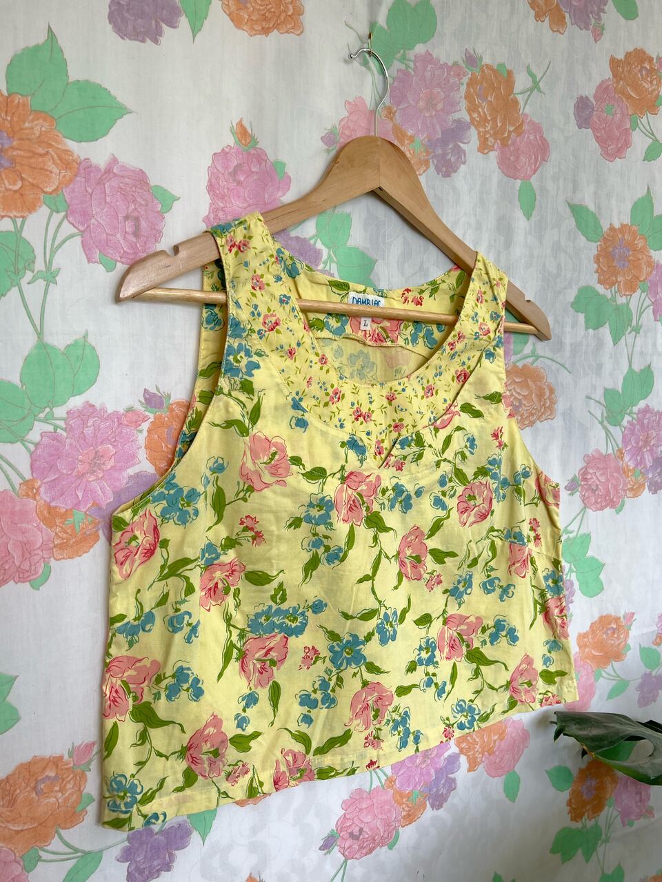 Sleeveless Flower Cropped Shirt