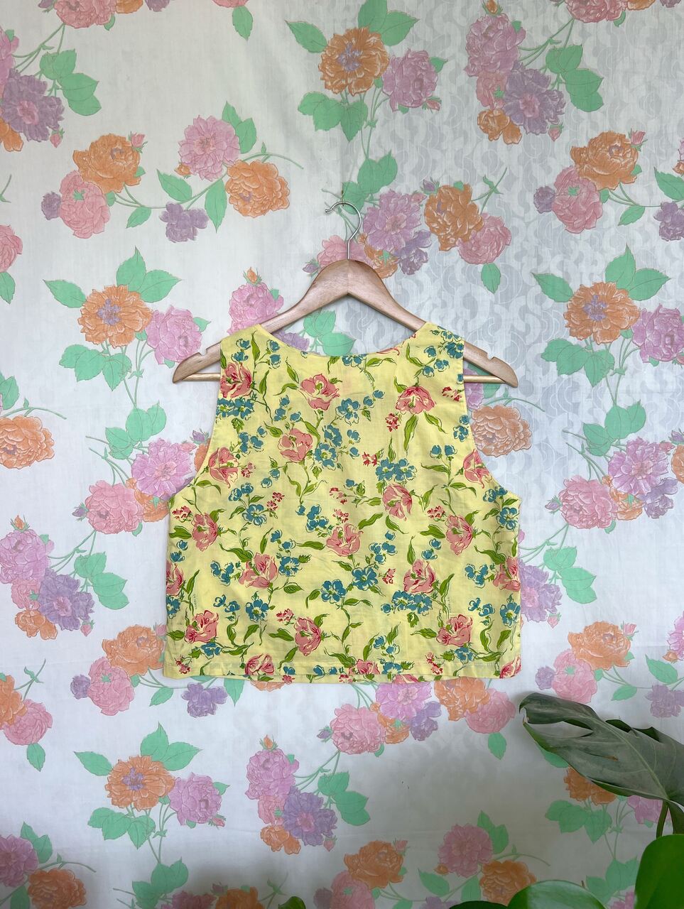 Sleeveless Flower Cropped Shirt
