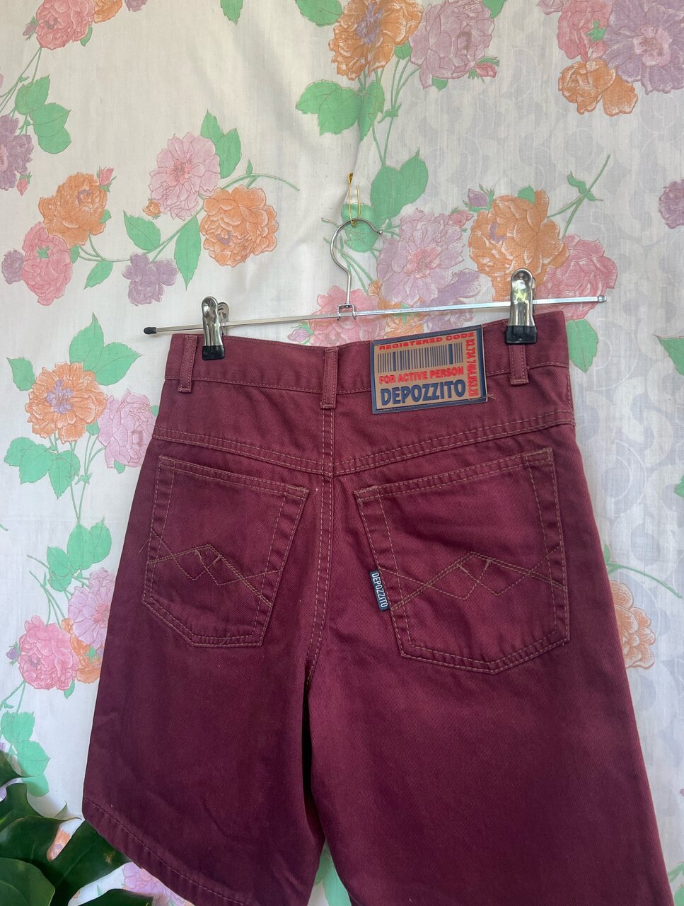 ג'ינס ברמודה בצבע בורדו משנות ה-90