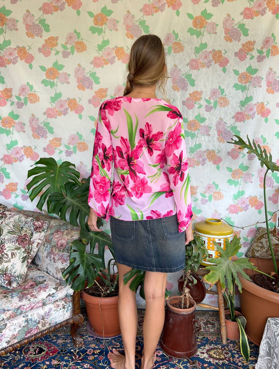 חולצה מודפסת עם פרטים משנות ה-90