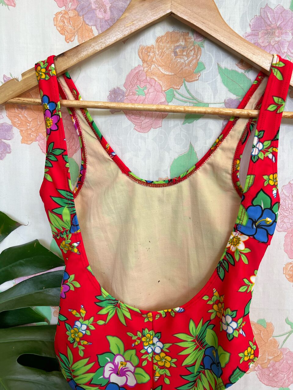 בגד ים אדום משנות ה-90