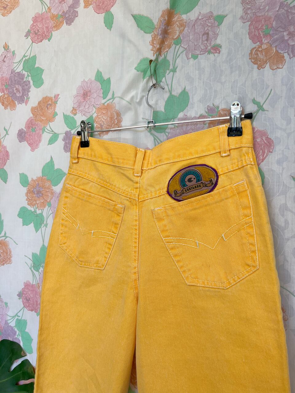 ג'ינס צהוב משנות ה-90 בברמודה